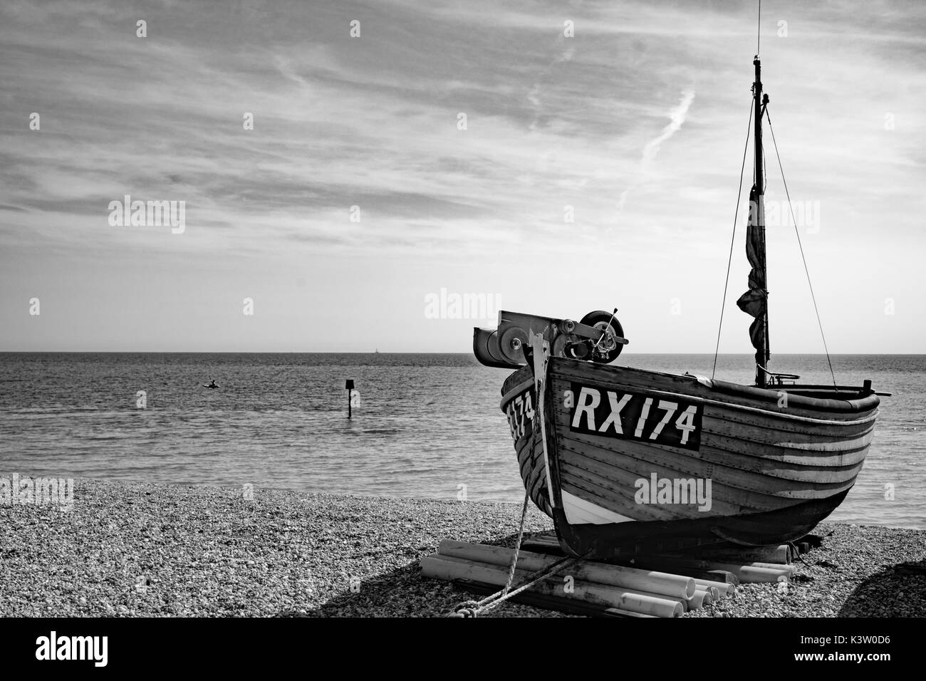 Barche da pesca ancorate a secco la spiaggia di St Leonards, Hastings, Regno Unito Foto Stock