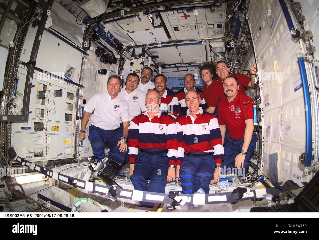 NASA Space Shuttle Discovery STS-105, Expedition 2 e Expedition 3 missione il primo equipaggio astronauti e cosmonauti posano per una foto di gruppo negli Stati Uniti Laboratorio di destino a bordo della Stazione Spaziale Internazionale Agosto 17, 2001 in orbita intorno alla terra. (Foto di Foto NASA via Planetpix) Foto Stock