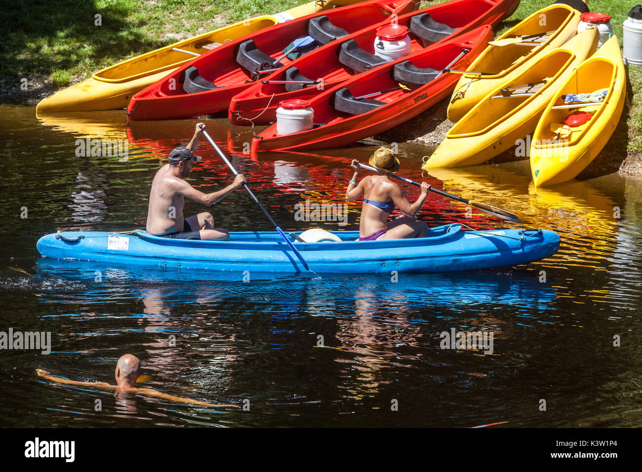 Fiume Otava, estate nuotare nel fiume dove canoe passando vicino a Strakonice, Boemia del Sud, Repubblica Ceca Foto Stock