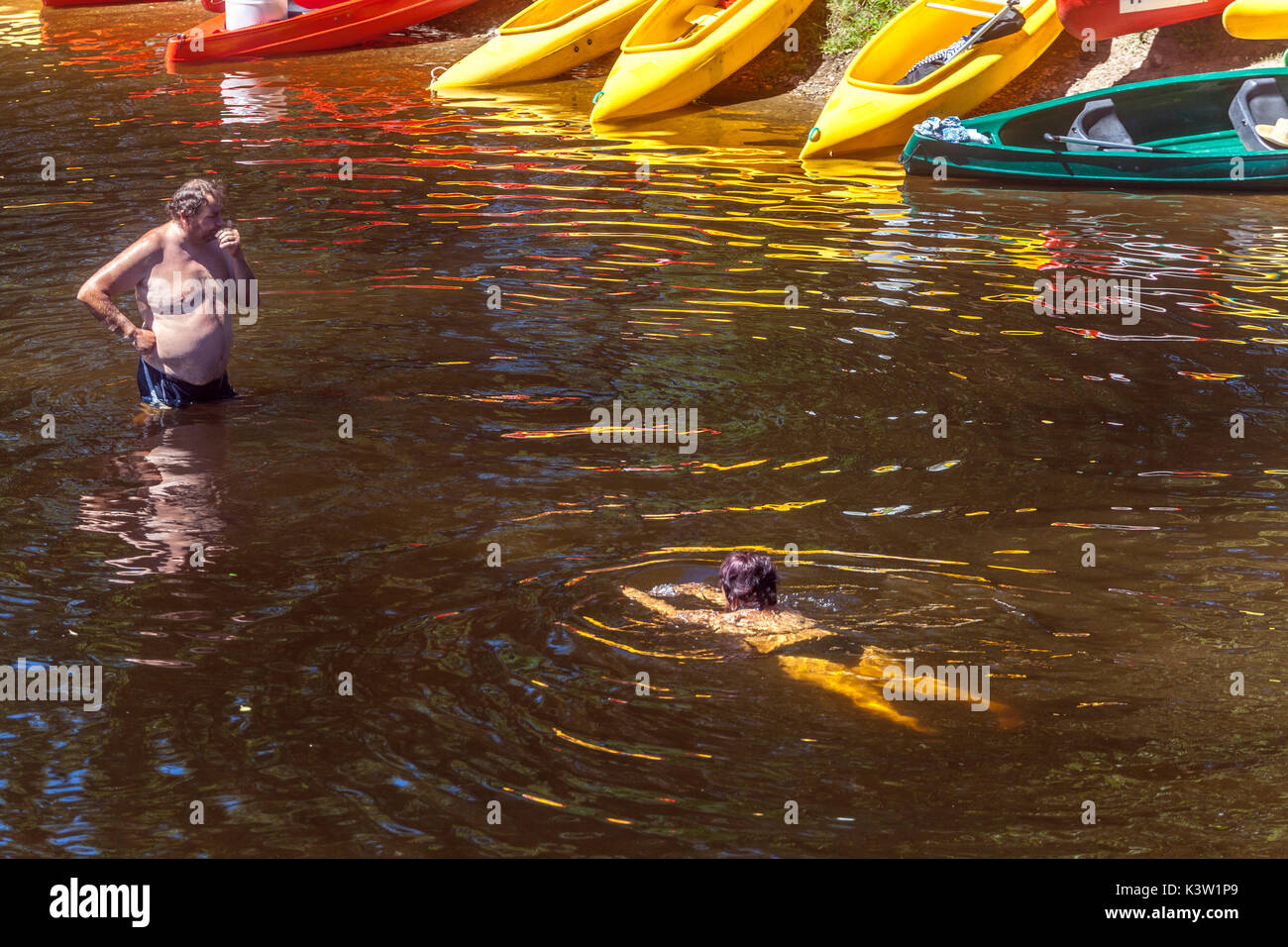 Le persone estive ceche trascorrono le loro vacanze sul fiume, Strakonice, Boemia meridionale, Repubblica Ceca anziani attivi Foto Stock