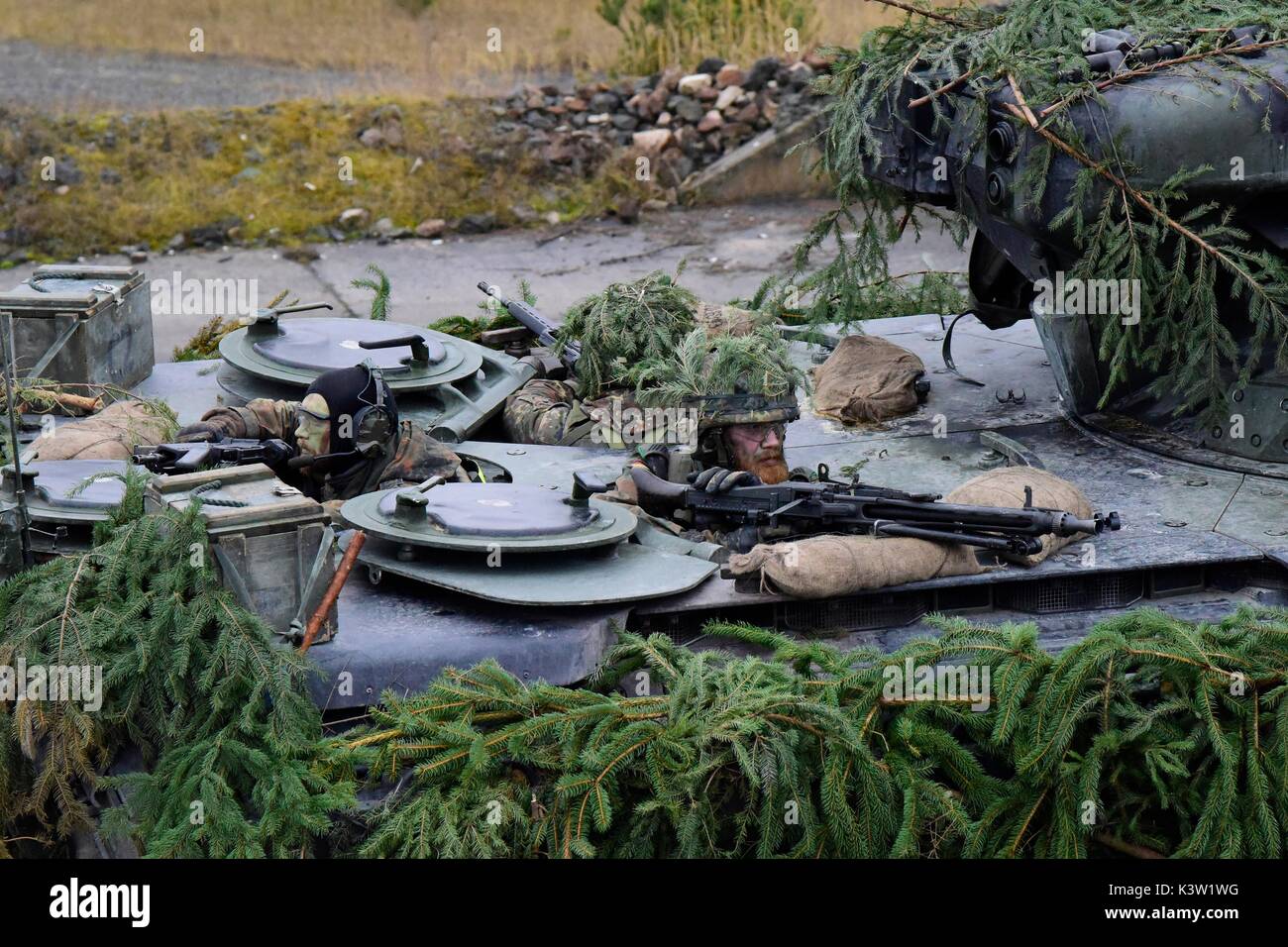 I soldati tedeschi partecipano in una battaglia praticare da un Leopard principale battaglia serbatoio alla Grafenwoehr Area Formazione Dicembre 14, 2016 in Grafenwoehr, Germania. (Foto di Andre Potzler via Planetpix) Foto Stock