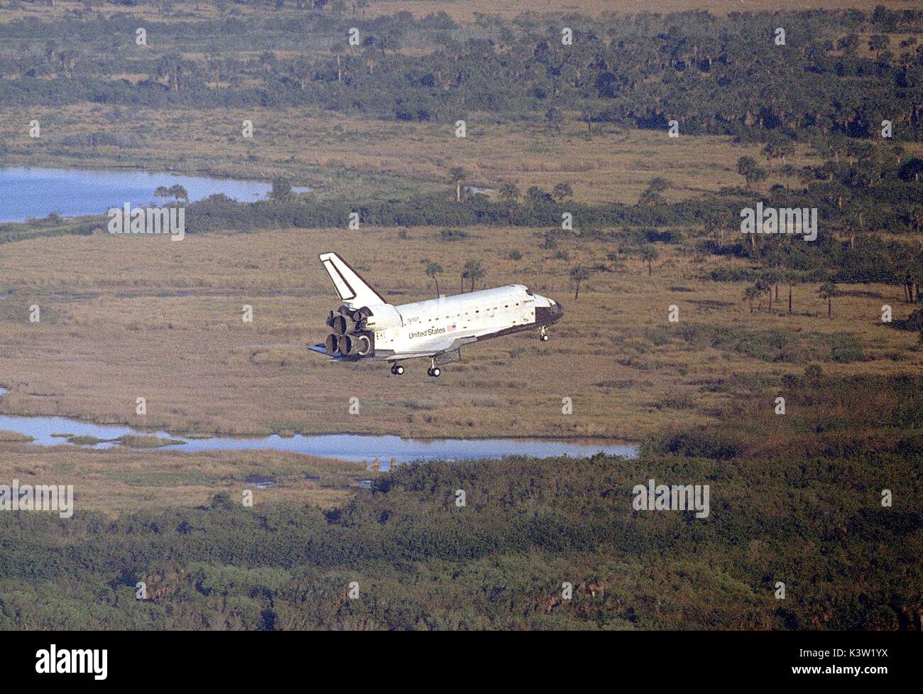 La NASA Space Shuttle Discovery si prepara a terra presso il Kennedy Space Center Shuttle Landing Facility dopo il ritorno dalla missione STS-56 Aprile 17, 1993 in Merritt Island, Florida. (Foto dalla NASA tramite Planetpix) Foto Stock