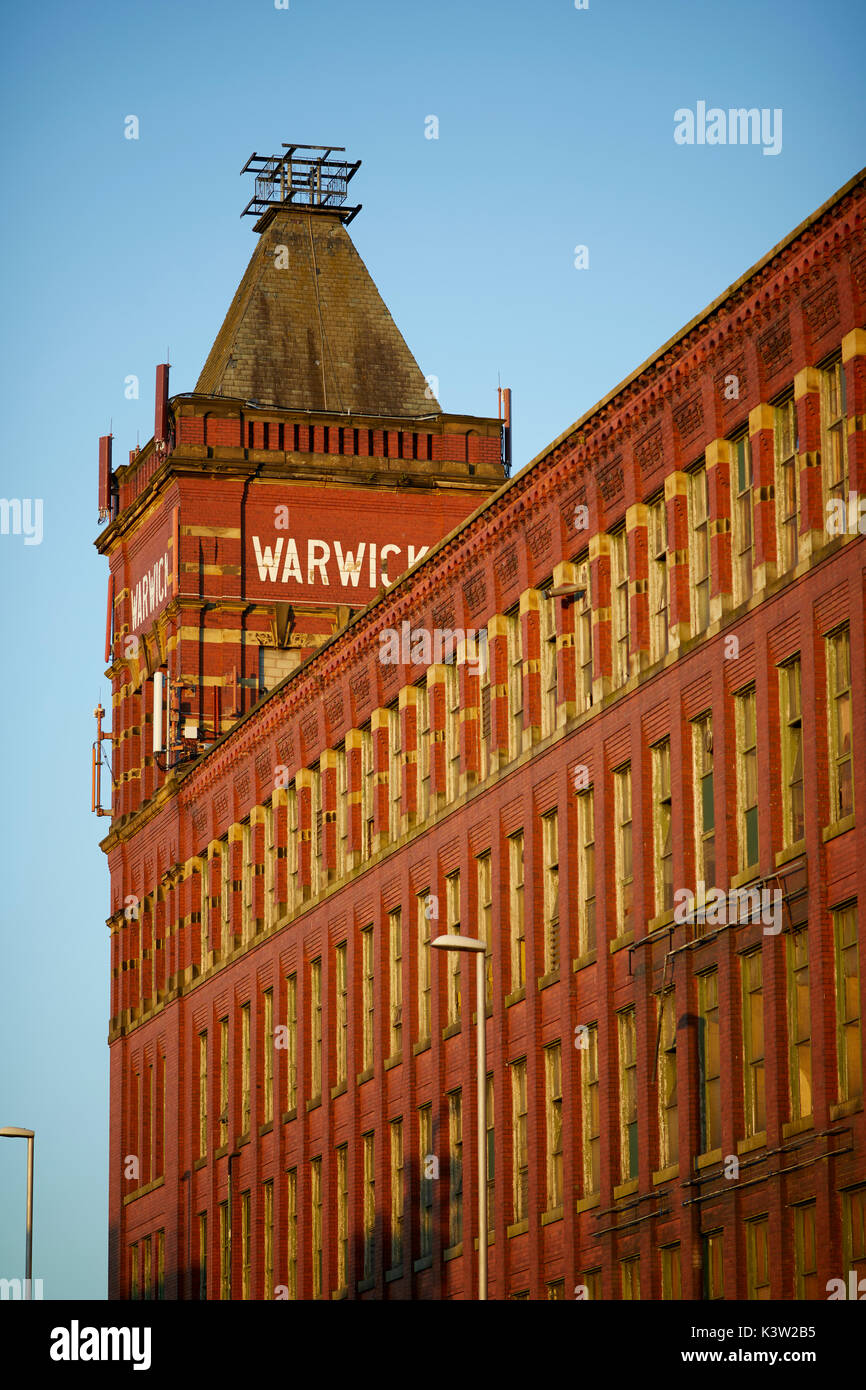 Esterno immerso nel sole Warwick mulino in Middleton North Manchester Il Grade ii Listed è un cotonificio a circa per essere riproposto come RED WARWICK Foto Stock