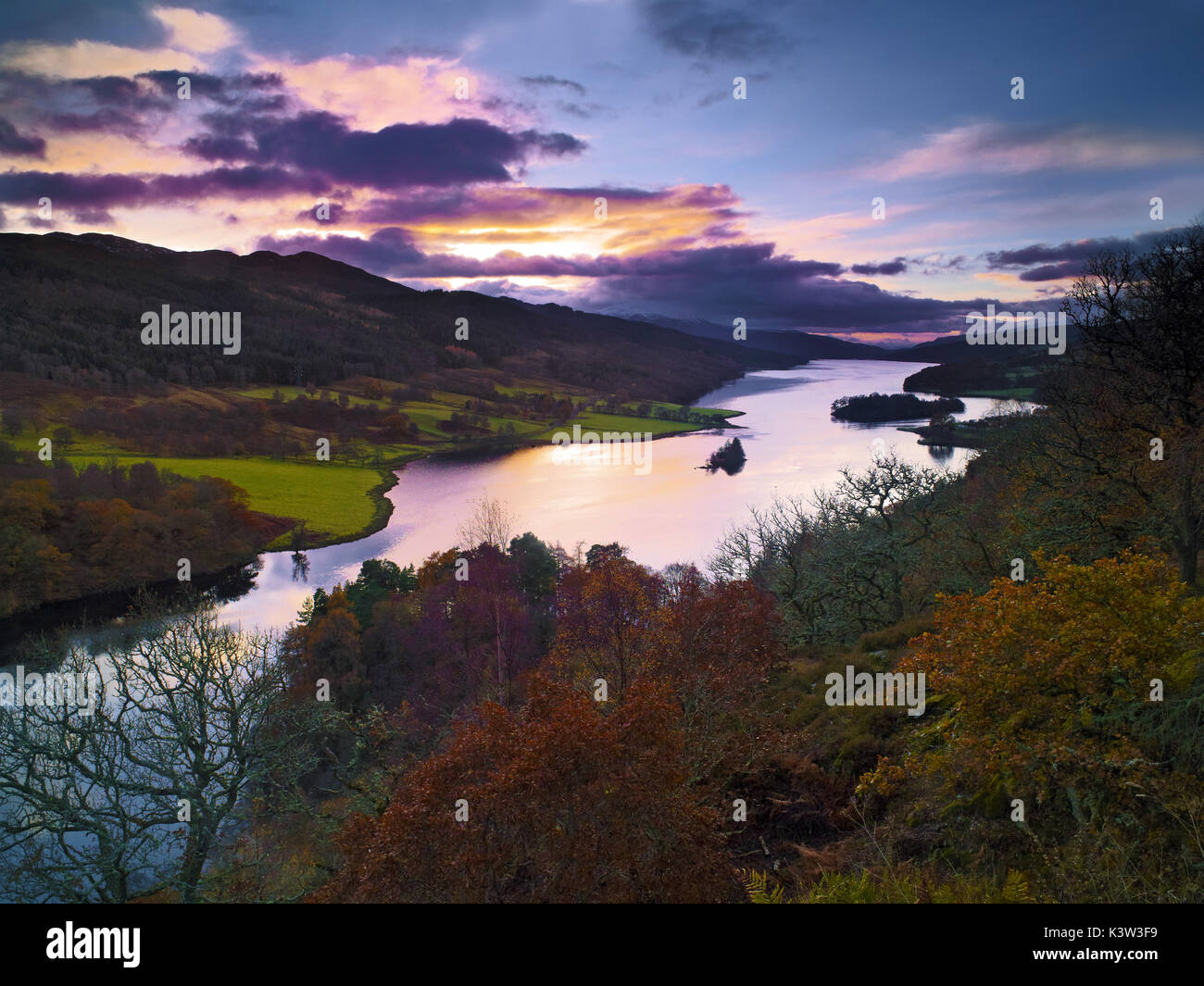 Un autunno vista Loch Tummel, Perthshire Scozia al tramonto Foto Stock