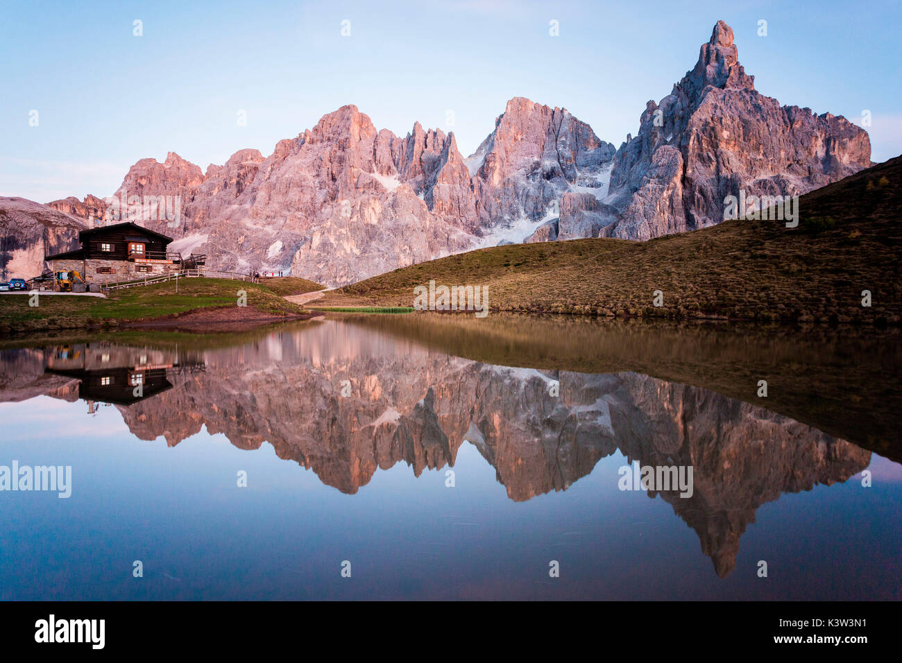 Dolomiti Alpi, Pale di San Martino riflettendo sull'acqua, la Baita Segantini, Trentino Alto Adige, Italia Foto Stock