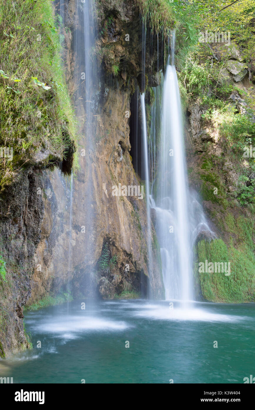 Il parco nazionale di Plitvice, Plitvicka Jezera laghi, Croazia, scende lungo il percorso. Foto Stock