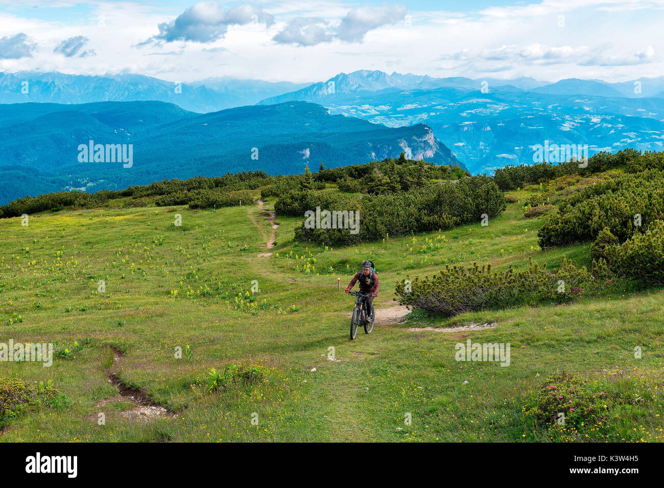 Biker sulla sommità del Monte Roen, Val di Non, in Trentino Alto Adige - Italia Foto Stock