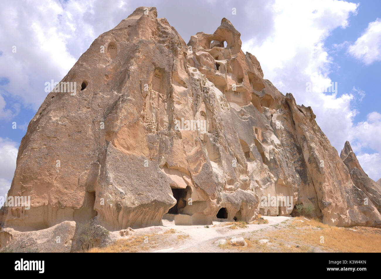 Vecchie case tipiche nella regione Kappadokia in Turchia. Essi sono creati da dieci milioni di anni fa nel Pliocene con le ultime modifiche nell'olocene. Esse sono create dal tufo, arenarie e diverse rocce. Foto Stock