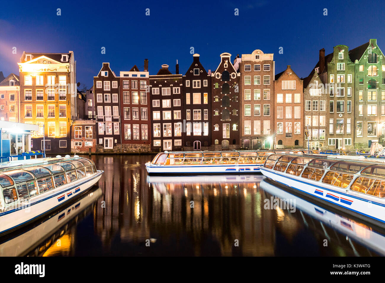 Amsterdam, case riflettendo sul canal, Paesi Bassi, l'Europa. Foto Stock