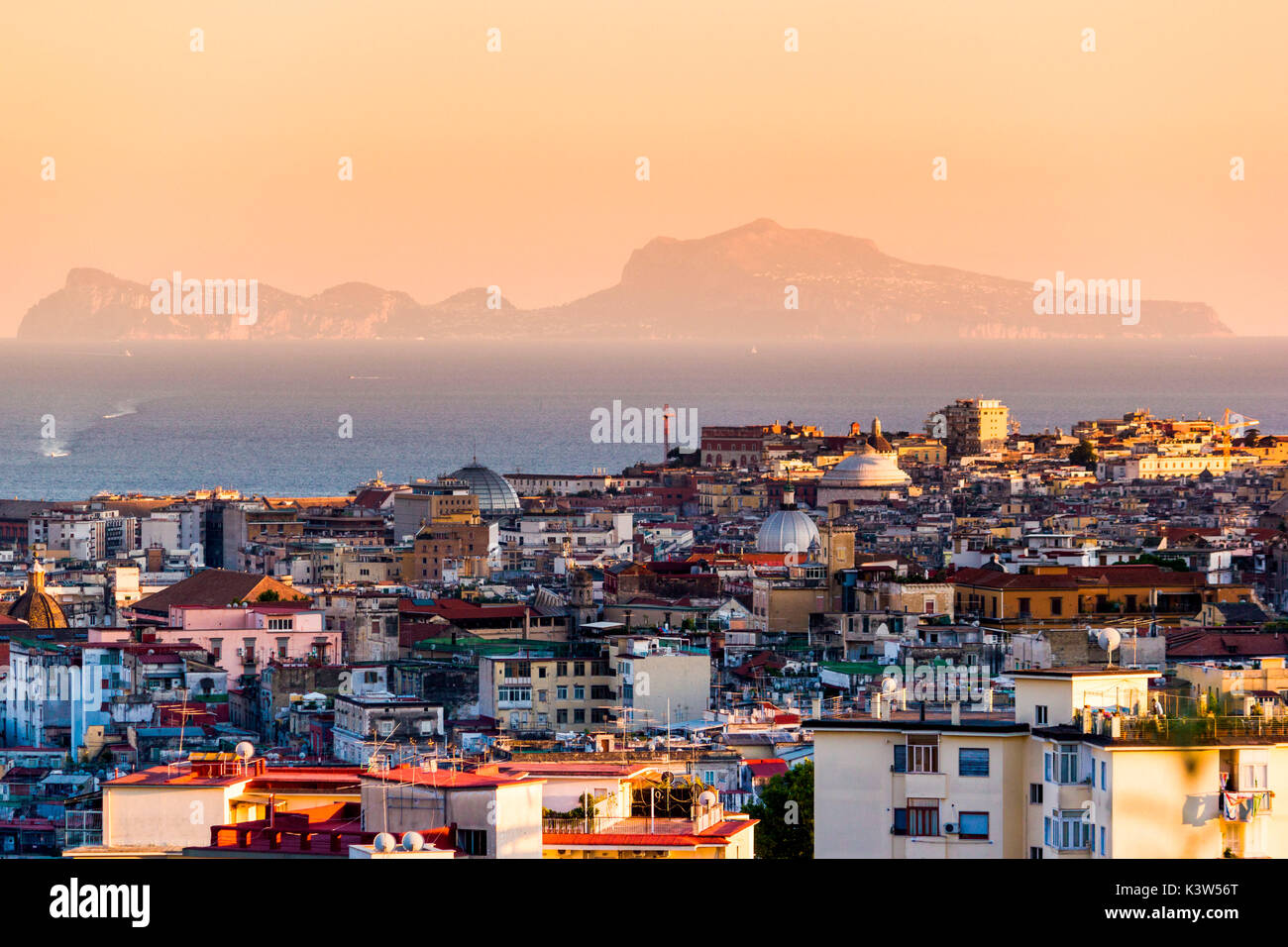 Napoli, campania, Italy. Vista dell isola di Capri da Capodimonte Real Bosco. Foto Stock