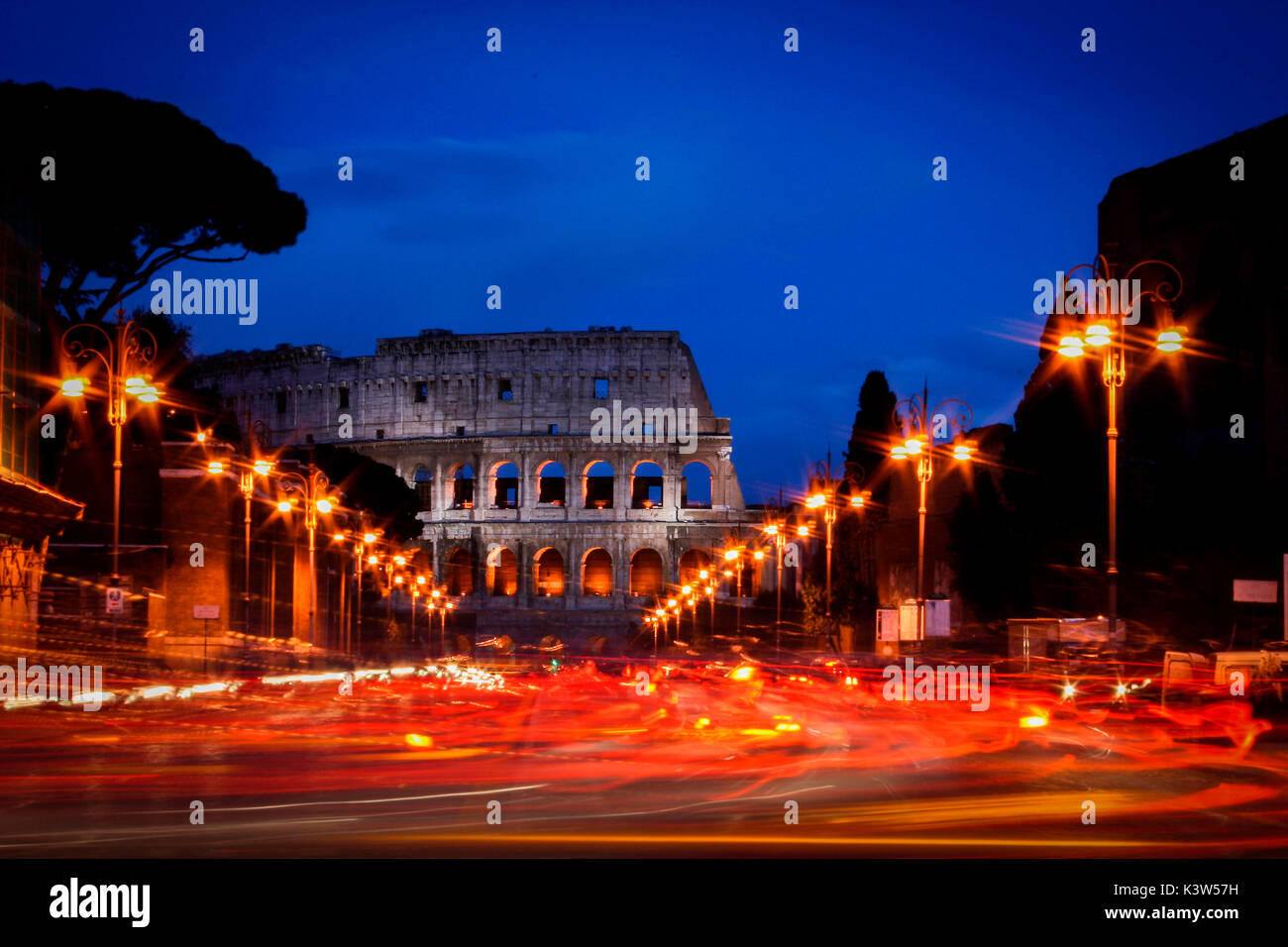 Roma, Lazio, l'Italia, il Colosseo avvolto nelle luci auto di notte Foto Stock