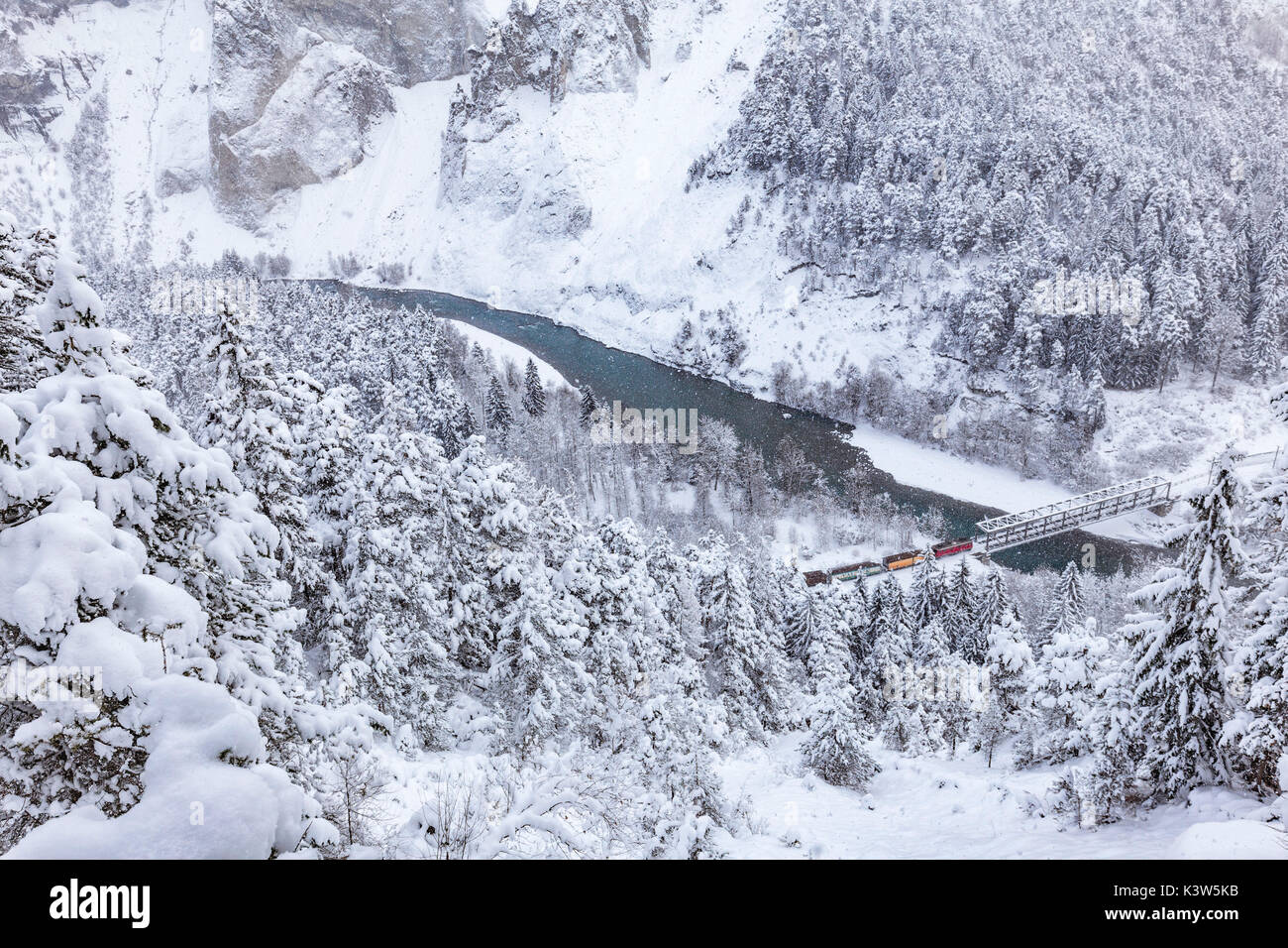 Il Trenino Rosso passa nella gola nonostante la neve pesante. Rhein Gorge(Ruinaulta), Flims, Imboden, Grigioni, Svizzera, Europa Foto Stock