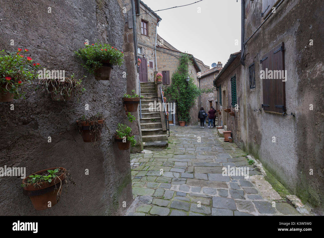 I turisti a visitare il centro storico di Sorano. Sorano, provincia di Grosseto, Toscana, Italia, Europa Foto Stock