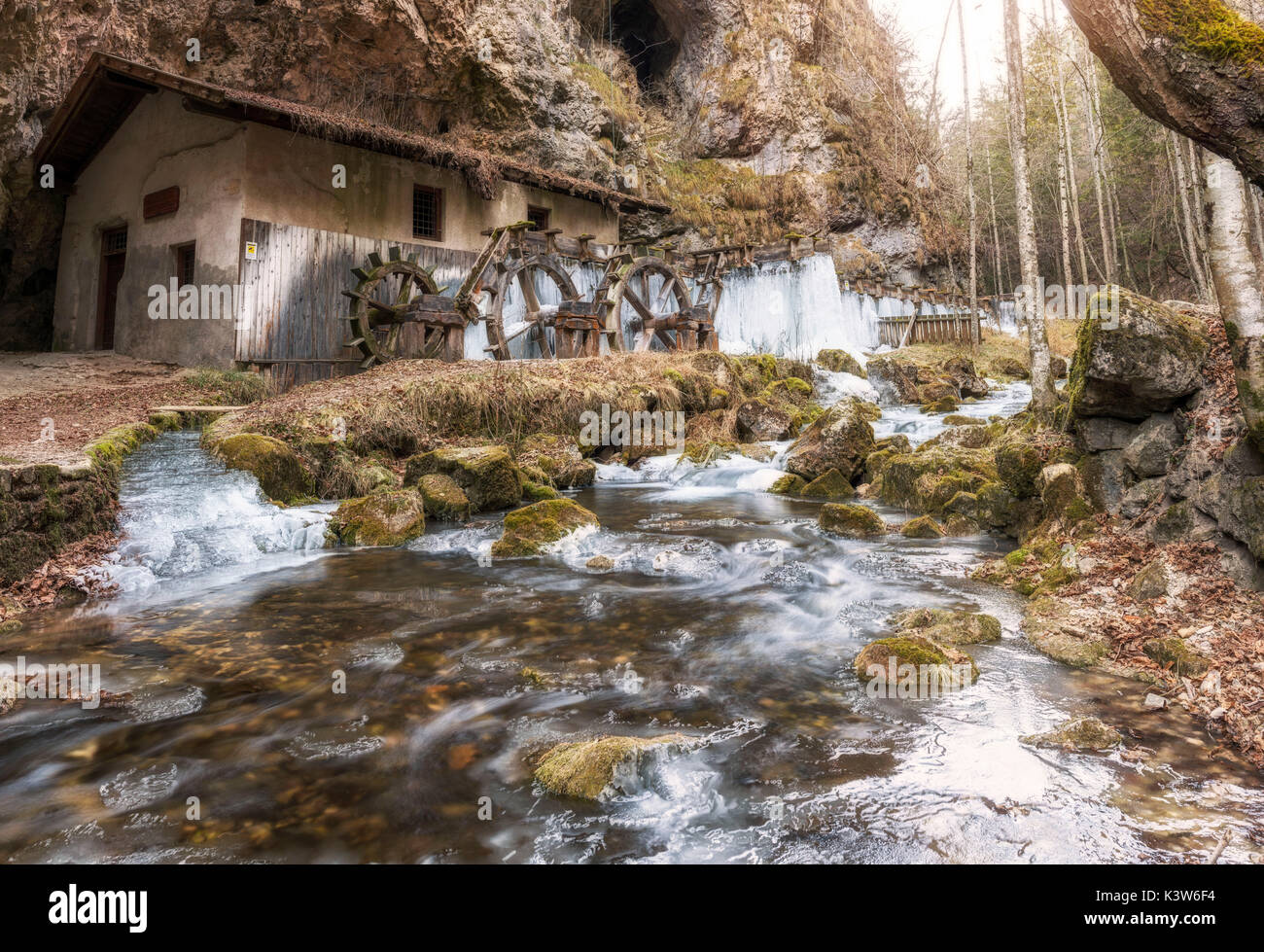 L'Italia, Trentino Alto Adige, Val di Non, mulino del lago smeraldo con acqua congelata Foto Stock