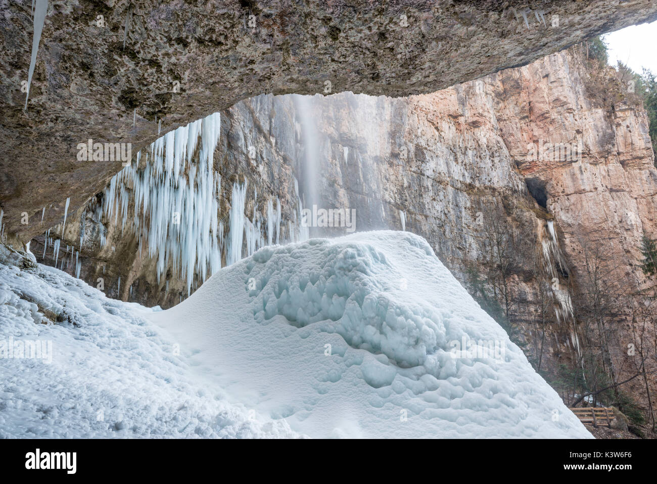 L'Italia, Trentino Alto Adige, Val di Non, vista dall'interno di cascate gelate da Tret città. Foto Stock