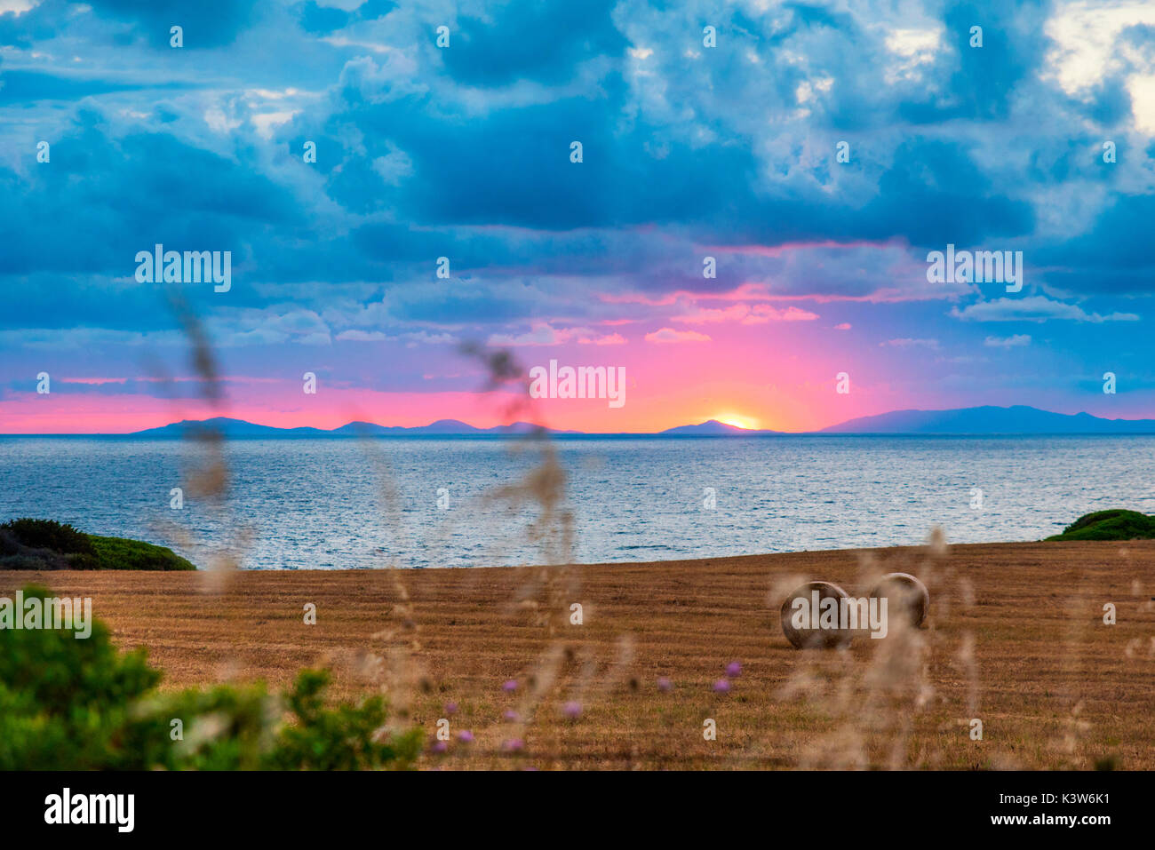 Tramonto sul golfo dell'Asinara, provincia di Sassari, Sardegna, Italia, Europa. Foto Stock