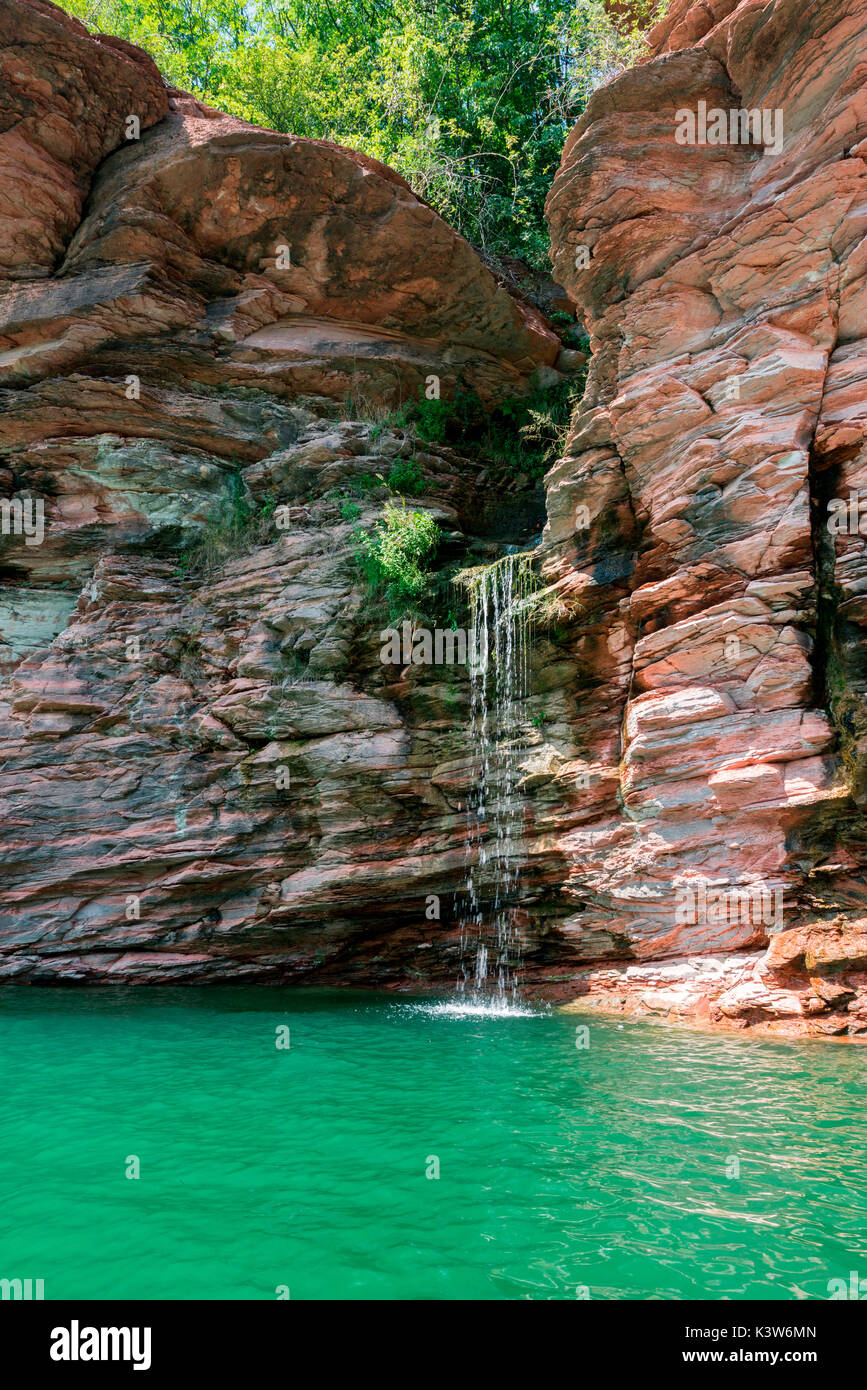 Cascata che si svuota nella Santa Giustina Lago, Val di Non, in provincia di Trento, Trentino Alto Adige, Italia, Europa Foto Stock