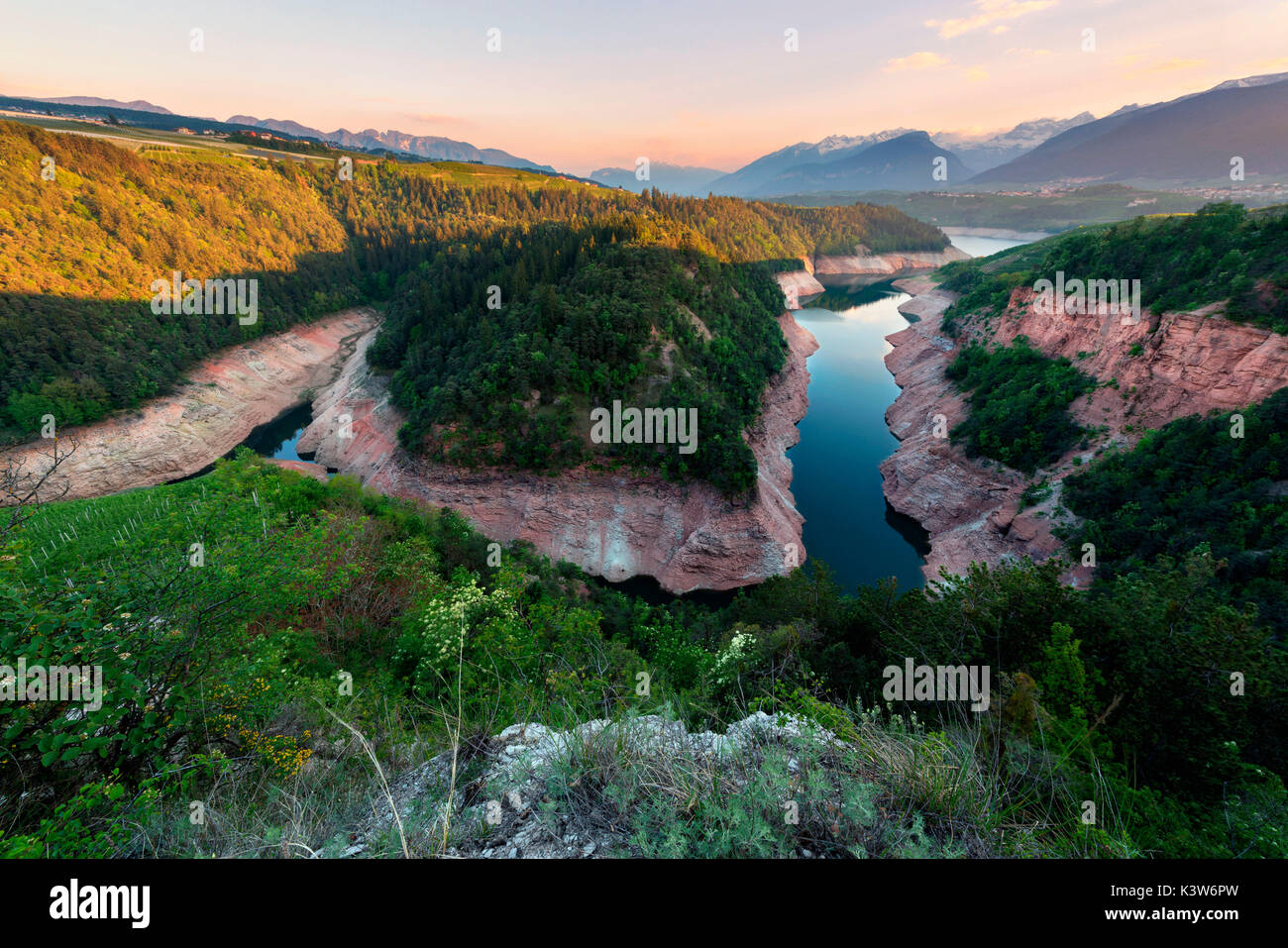 L'Italia, Trentino Alto Adige, tramonto sulla Santa Giustina lago canyon in Val di Non. Foto Stock