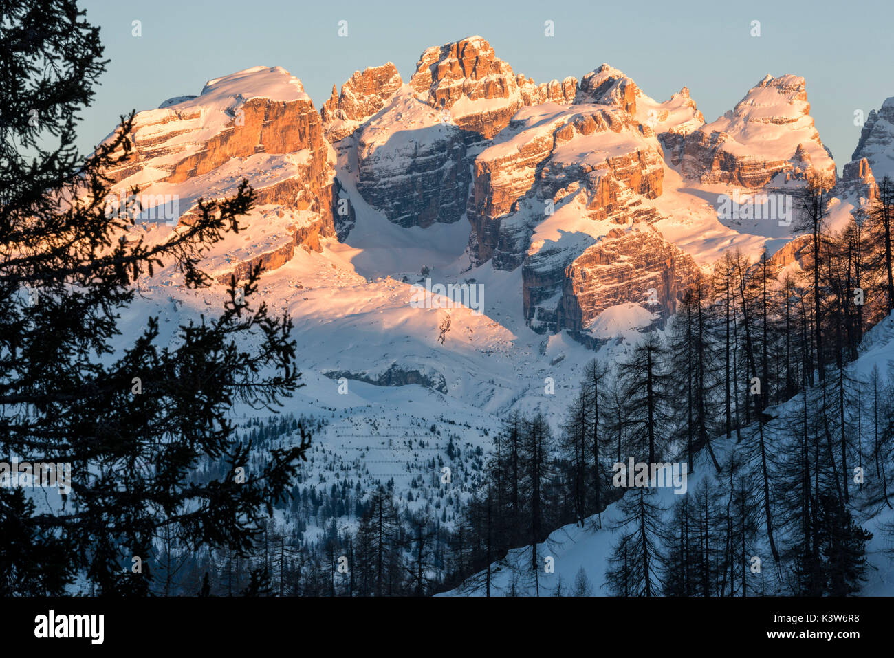 L'Italia, Trentino Alto Adige, Madonna di Campiglio, tramonto sul gruppo di Brenta in un giorno d'inverno. Foto Stock