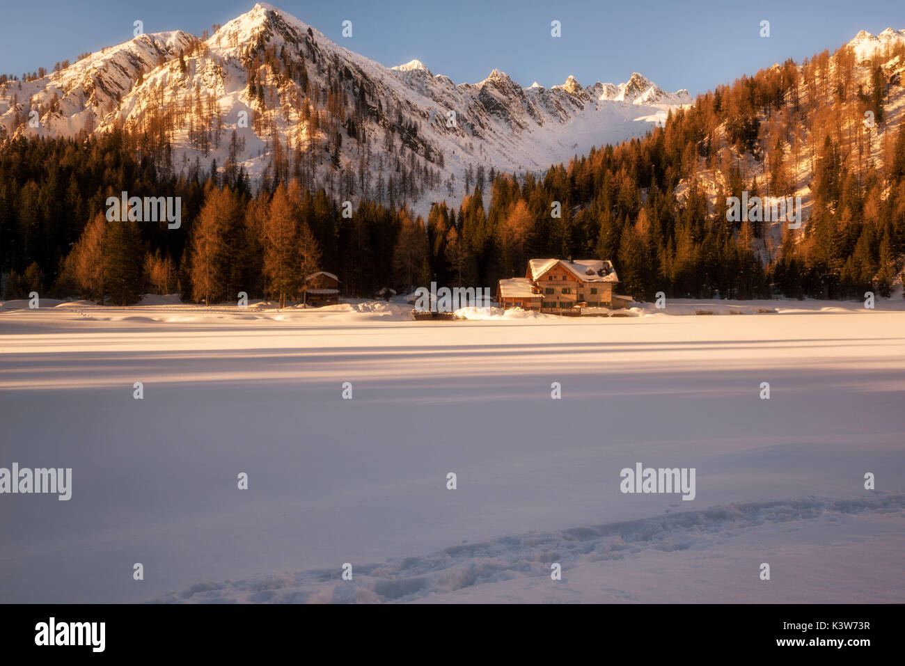 Alba sul Nambino's lake, Madonna di Campiglio, Trentino, Italia, Europa. Foto Stock