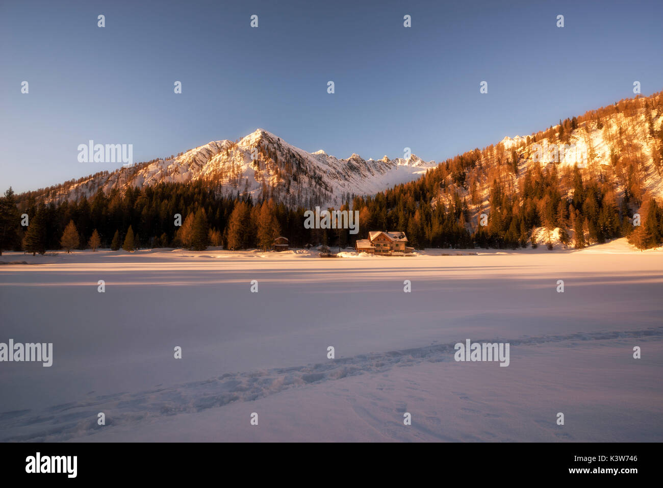 Alba sul Nambino's lake, Madonna di Campiglio, Trentino, Italia, Europa. Foto Stock