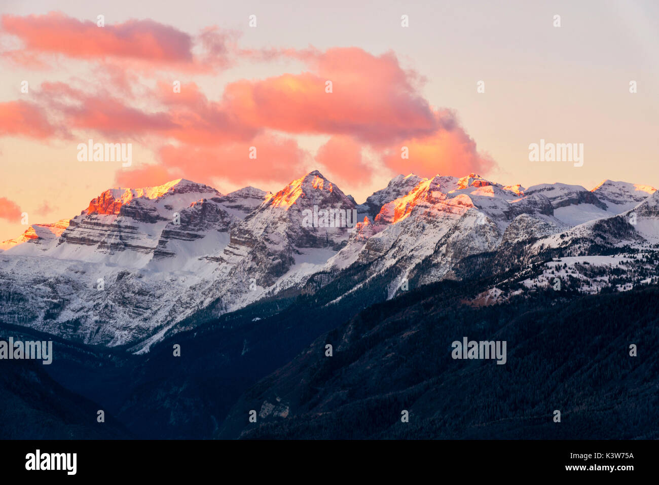 L'Italia, Trentino Alto Adige, Val di Non, Alba sul gruppo Maddale in un giorno d'inverno. Foto Stock