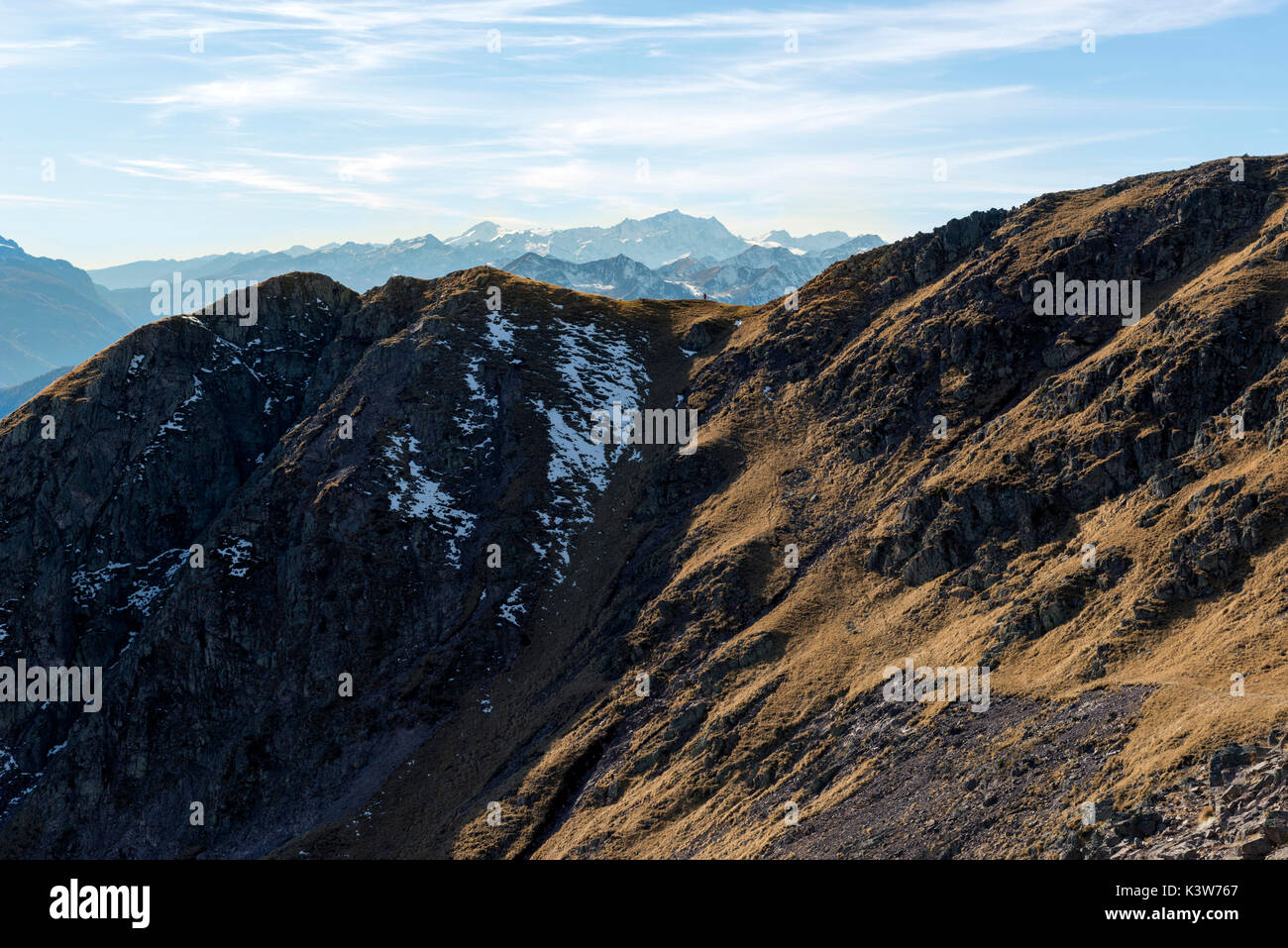 L'Italia, Trentino Alto Adige, Val di Non, escursionista sul Monte Luco e sullo sfondo si vede sul gruppo del Brenta. Foto Stock