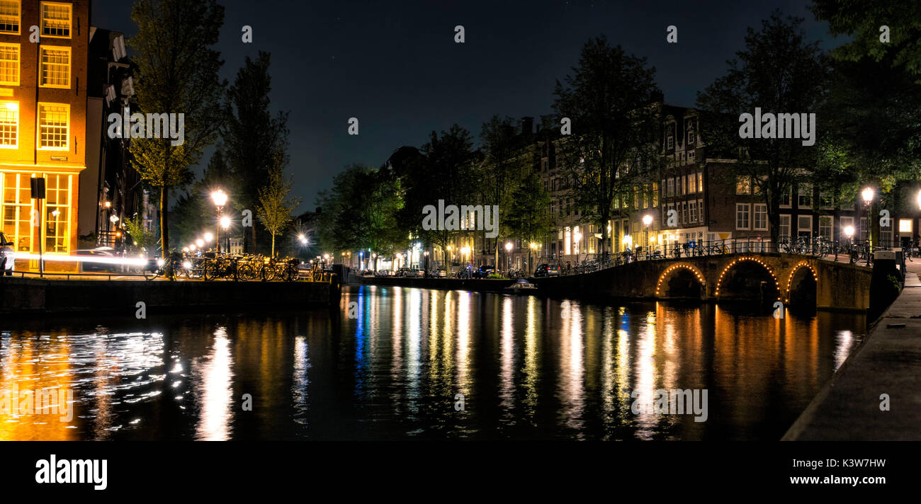 Amsterdam, Paesi Bassi, l'Europa. riflessioni a notte nel canale. Foto Stock