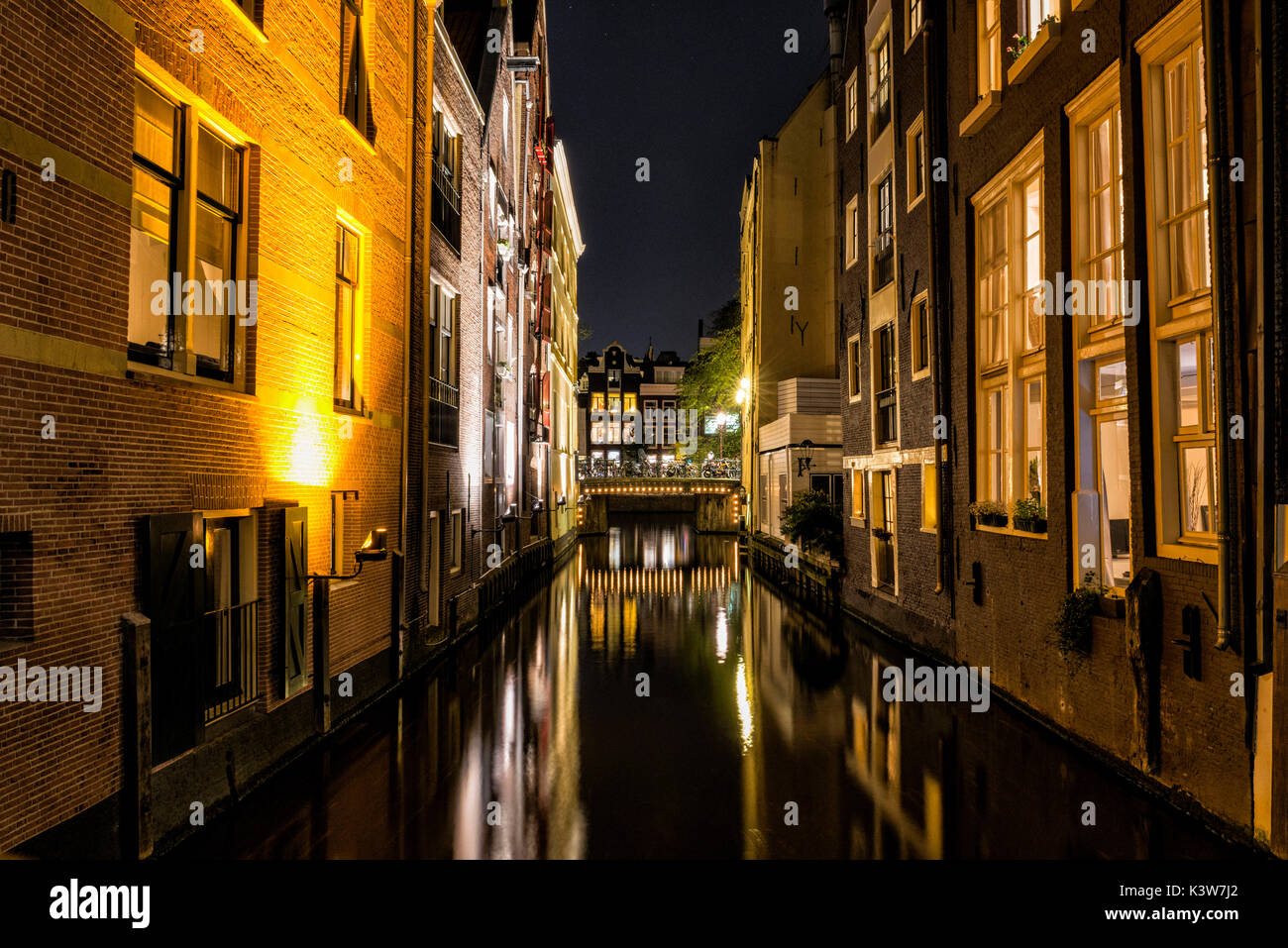 Amsterdam, Paesi Bassi, l'Europa. riflessioni a notte nel canale. Foto Stock