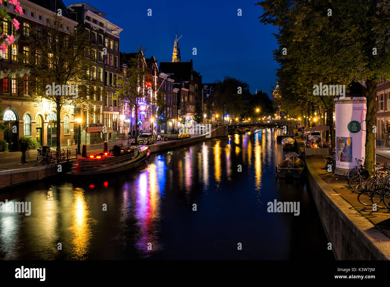 Amsterdam, Paesi Bassi, l'Europa. riflessioni a notte nel canale. Foto Stock