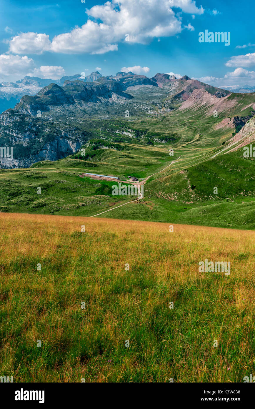 L'Italia, Trentino Alto Adige, Val di Non, Val Nana si affacciano dal picco del Peller. Foto Stock