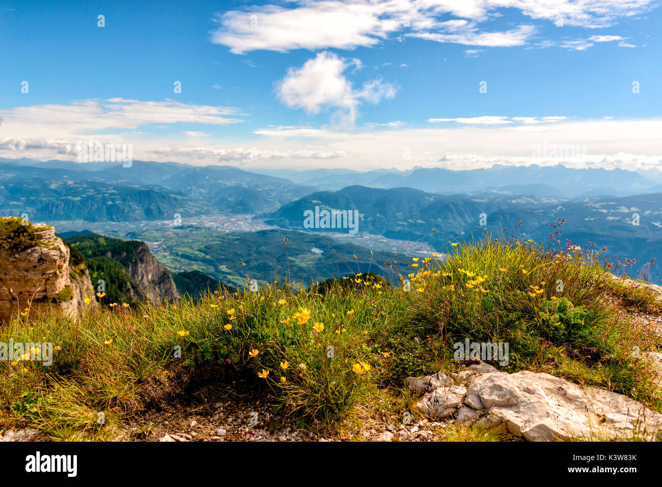 Bolzano vedere dalla cima del monte Roen, Non vally, Trentino Alto Adige, Italia Foto Stock
