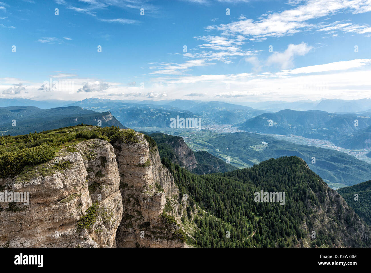 Bolzano vedere dalla cima del monte Roen, Val di Non, in Trentino Alto Adige, Italia Foto Stock