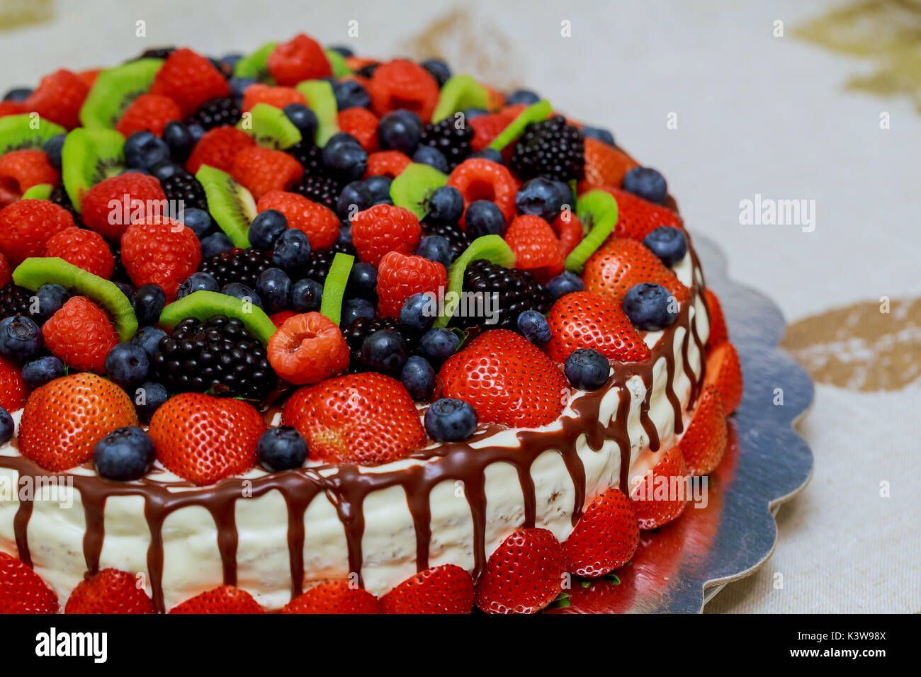Mescolare i frutti di bosco torta torta di velluto con belle bacche fragole, lamponi mirtilli Foto Stock