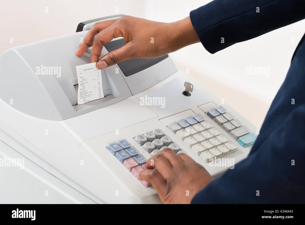 Close-up di un addetto alle vendite Cash Register Foto Stock