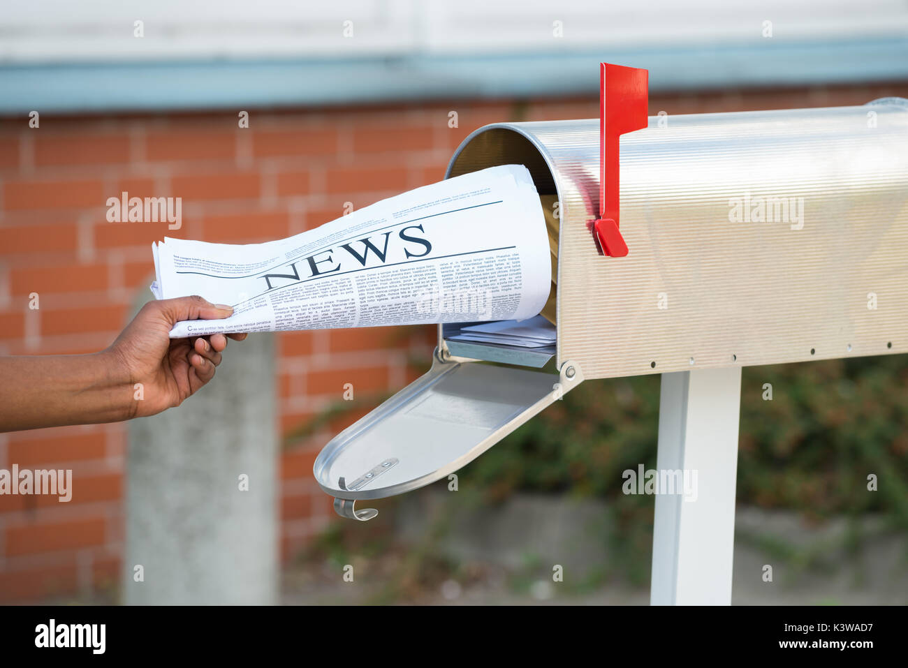 Close-up di persona la mano Apertura mailbox per rimuovere il Giornale Foto Stock