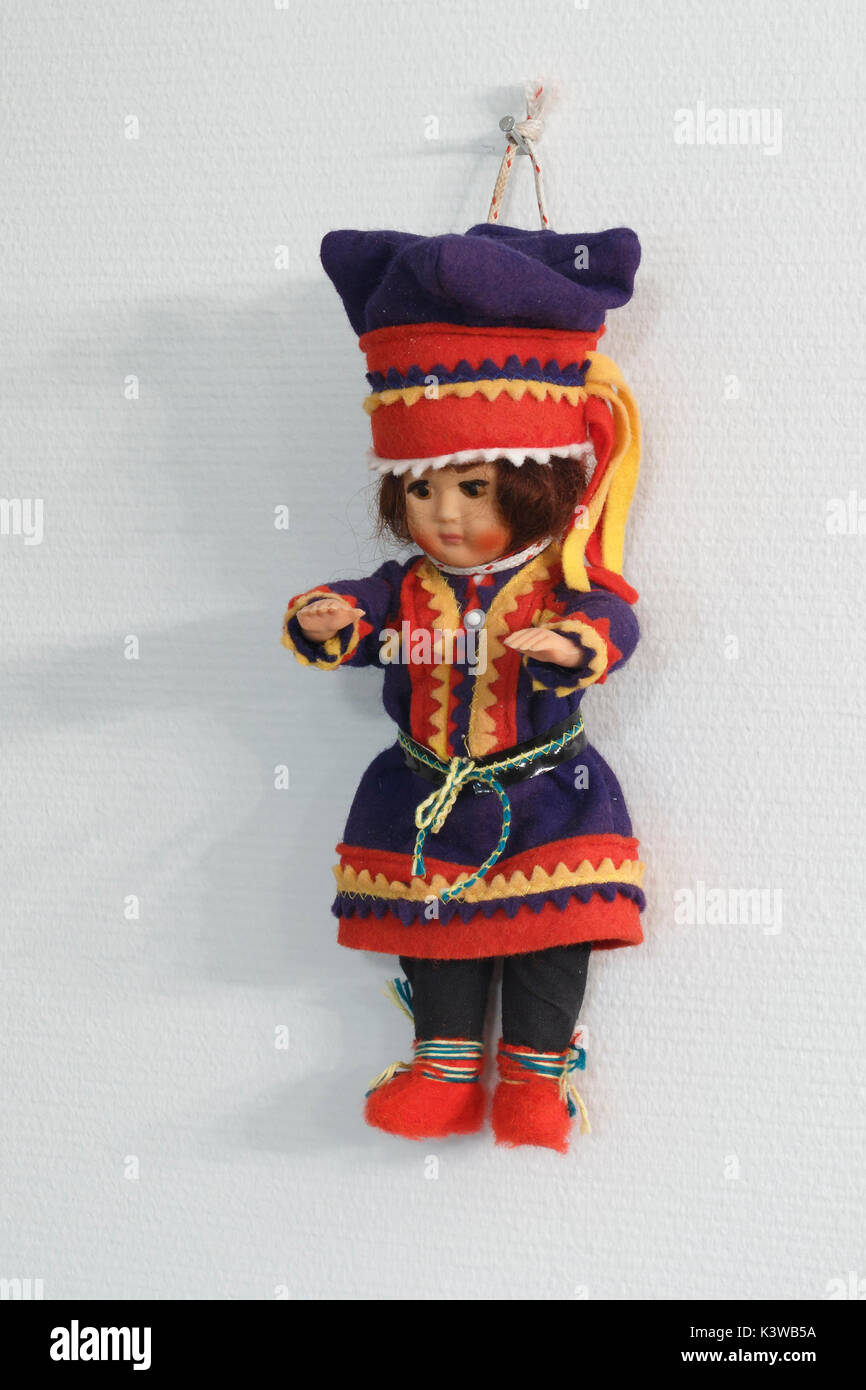 Artico finlandese doll ragazza appesa sul muro bianco Foto Stock