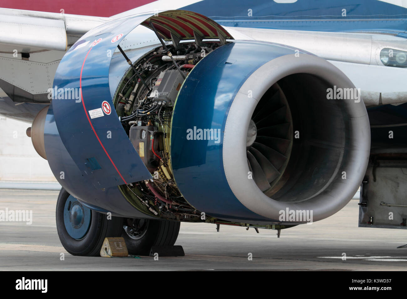 Close-up di un CFM International CFM56-7B getto turbofan motore su un Boeing 737-700 aereo passeggeri, con navicella pannello aperto per ispezione Foto Stock