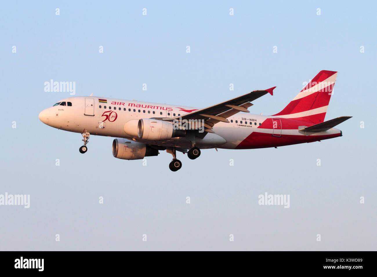 Air Mauritius Airbus A319 jet aereo sulla rotta di avvicinamento al tramonto Foto Stock