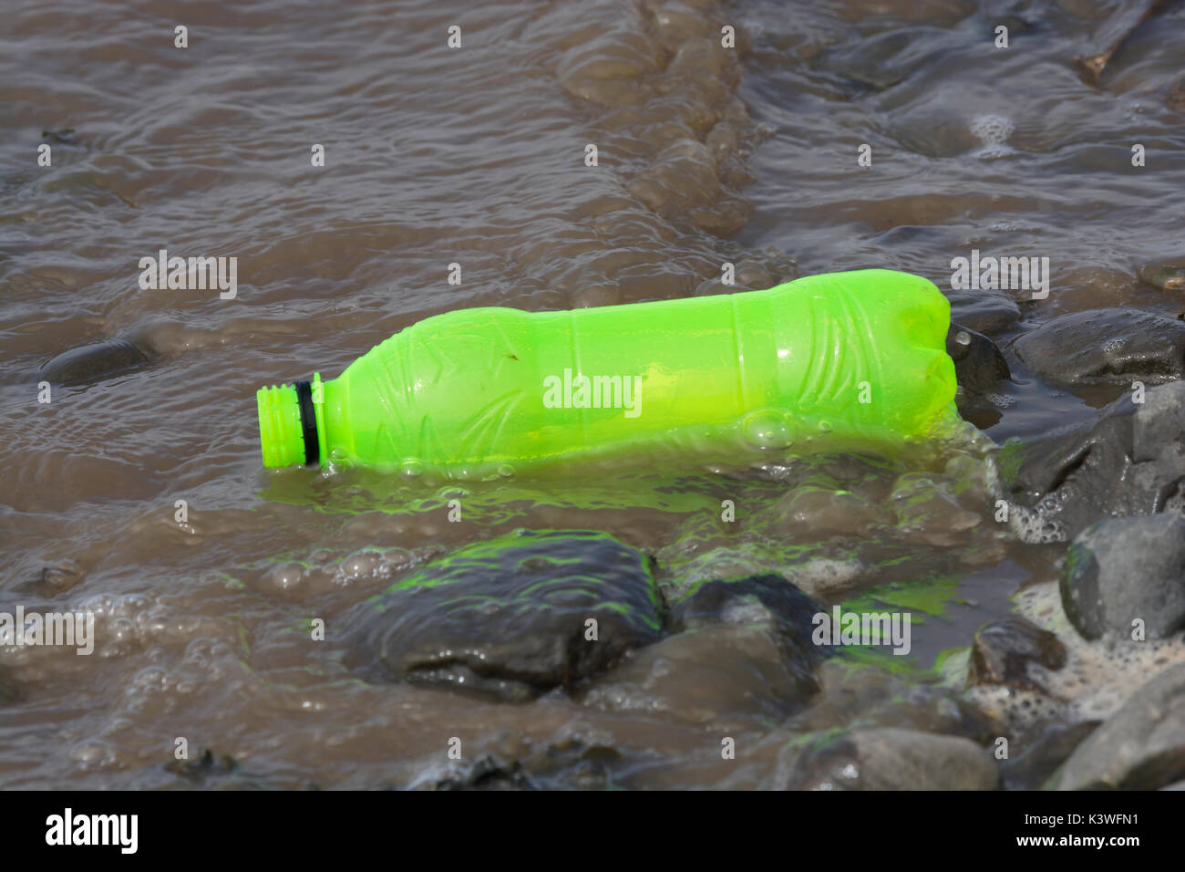 La bottiglia di plastica lavati fino sulla spiaggia in Lancashire Foto Stock