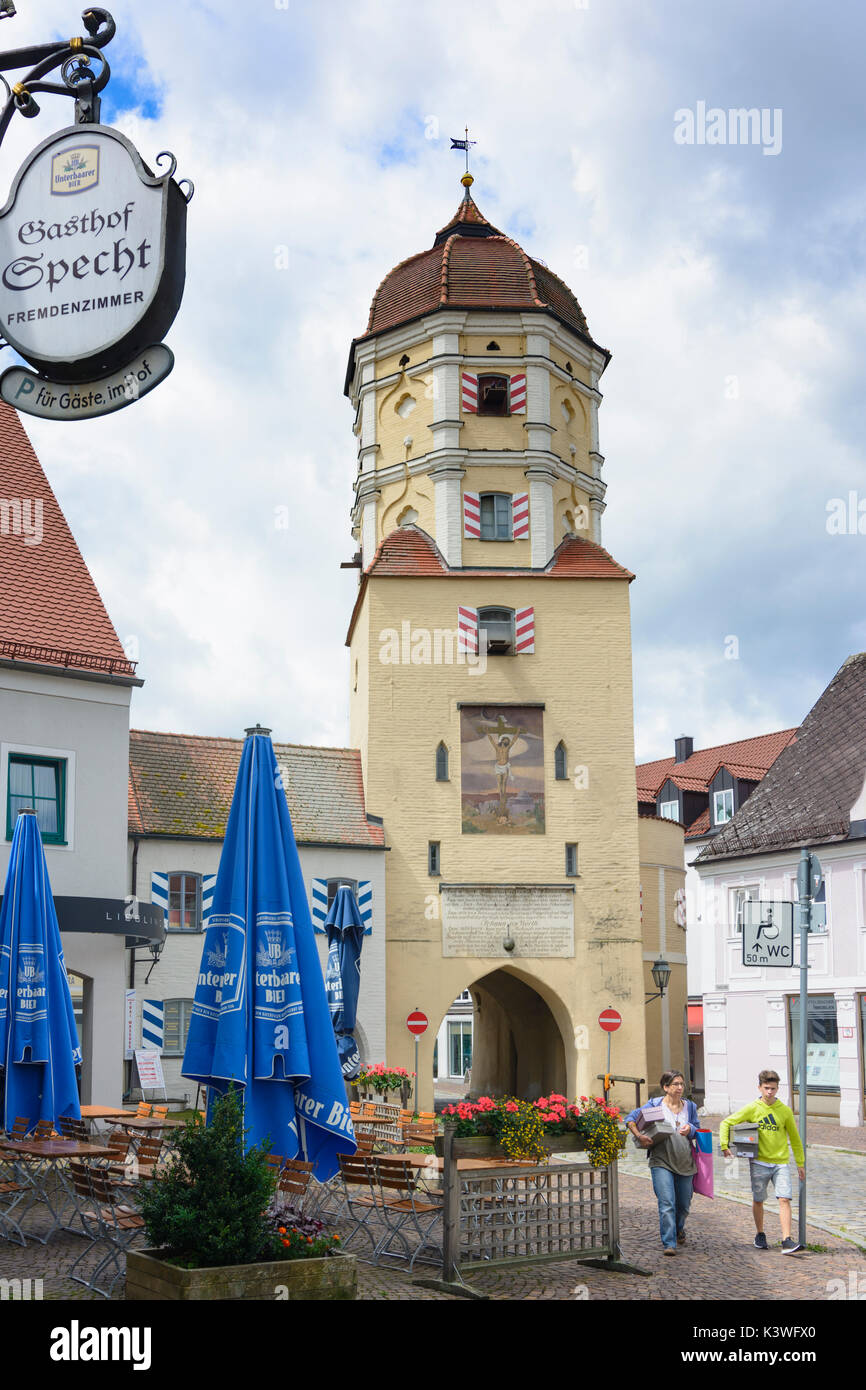 Square Stadtplatz, city gate Oberes Tor (Gate superiore), Aichach, Schwaben, Svevia, Baviera, Baviera, Germania Foto Stock