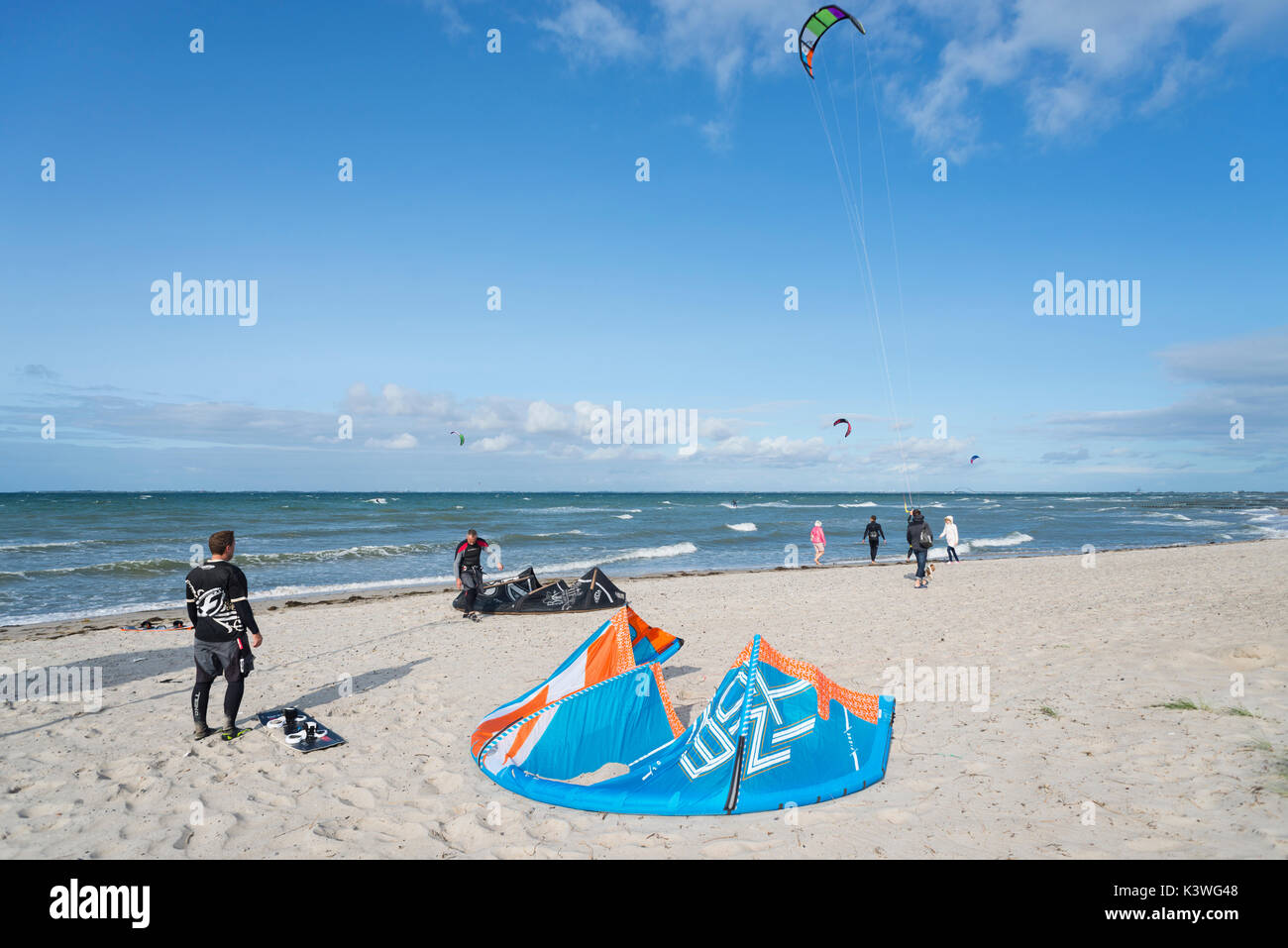 Kite surfer preparazione presso la spiaggia e la navigazione sul mare a la spiaggia steinwarder a heiligenhafen, SCHLESWIG-HOLSTEIN, Germania Foto Stock
