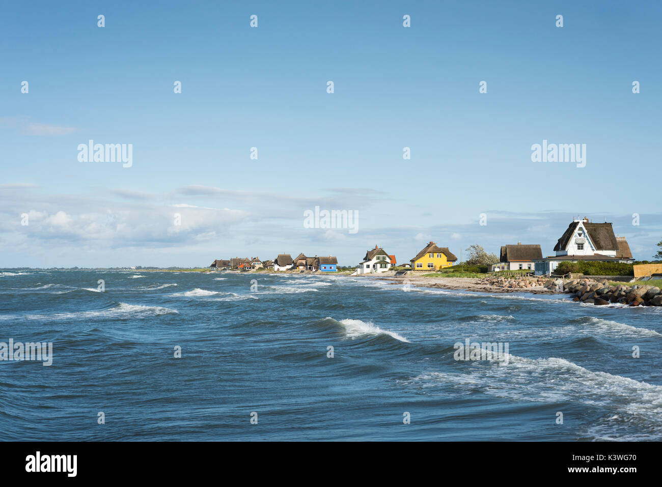 Storica spiaggia di colorate case con tetti di paglia presso la spiaggia di sabbia della riserva naturale della penisola di graswarder a heiligenhafen, Germania Foto Stock