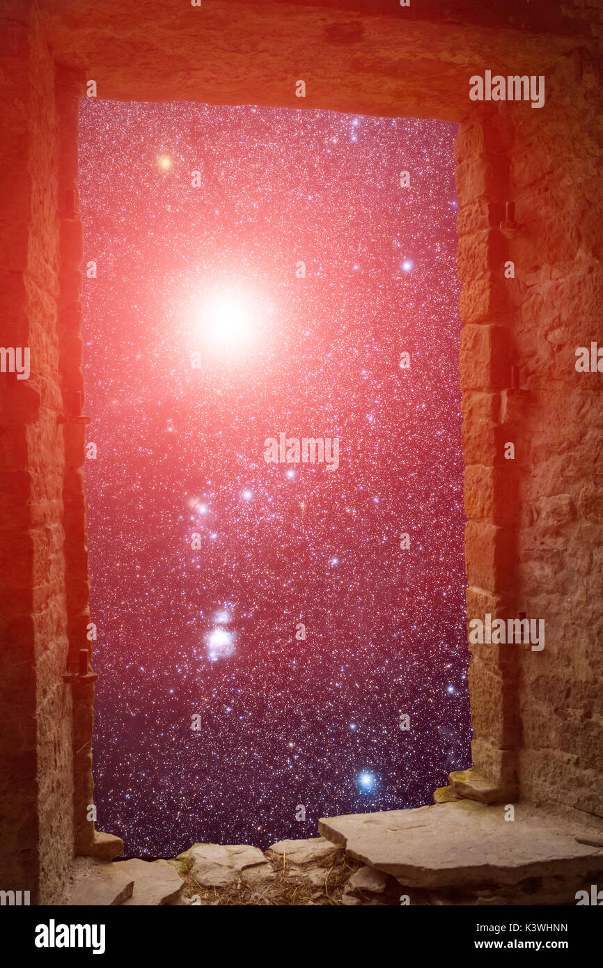 Il cielo con le stelle e alcune stelle supernova visibile attraverso una vecchia pietra antica finestra. Foto Stock