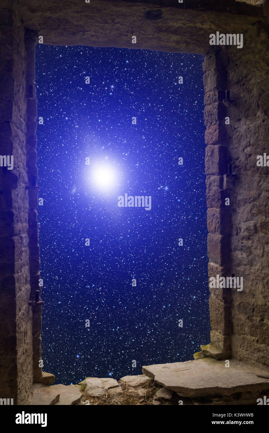 Il cielo con le stelle e alcune stelle supernova visibile attraverso una vecchia pietra antica finestra. Foto Stock