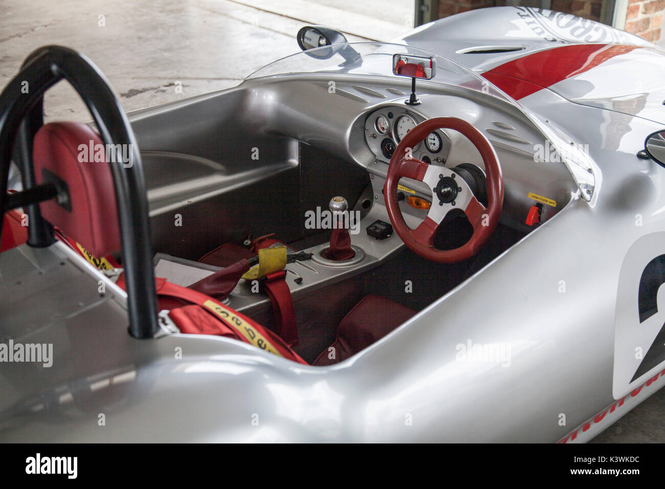 In prossimità della cabina di pilotaggio di una Ginetta G20 auto sportiva a Croft circuito motorino, England, Regno Unito Foto Stock