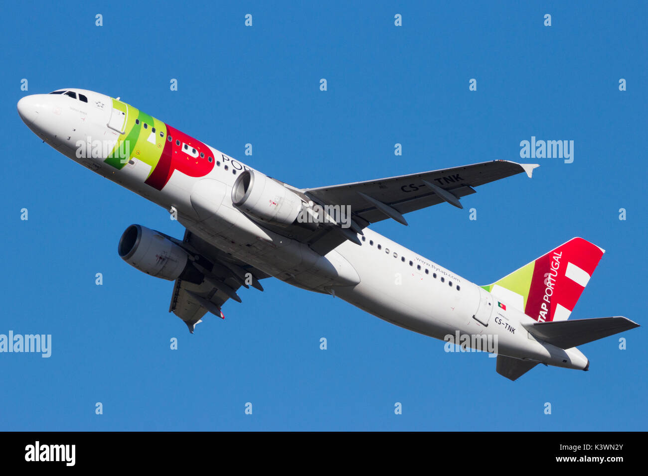 AMSTERDAM-SCHIPHOL - Feb 16, 2016: Airbus A320 aereo da TAP Air Portugal decollare da Amsterdam-Schiphol Airport Foto Stock