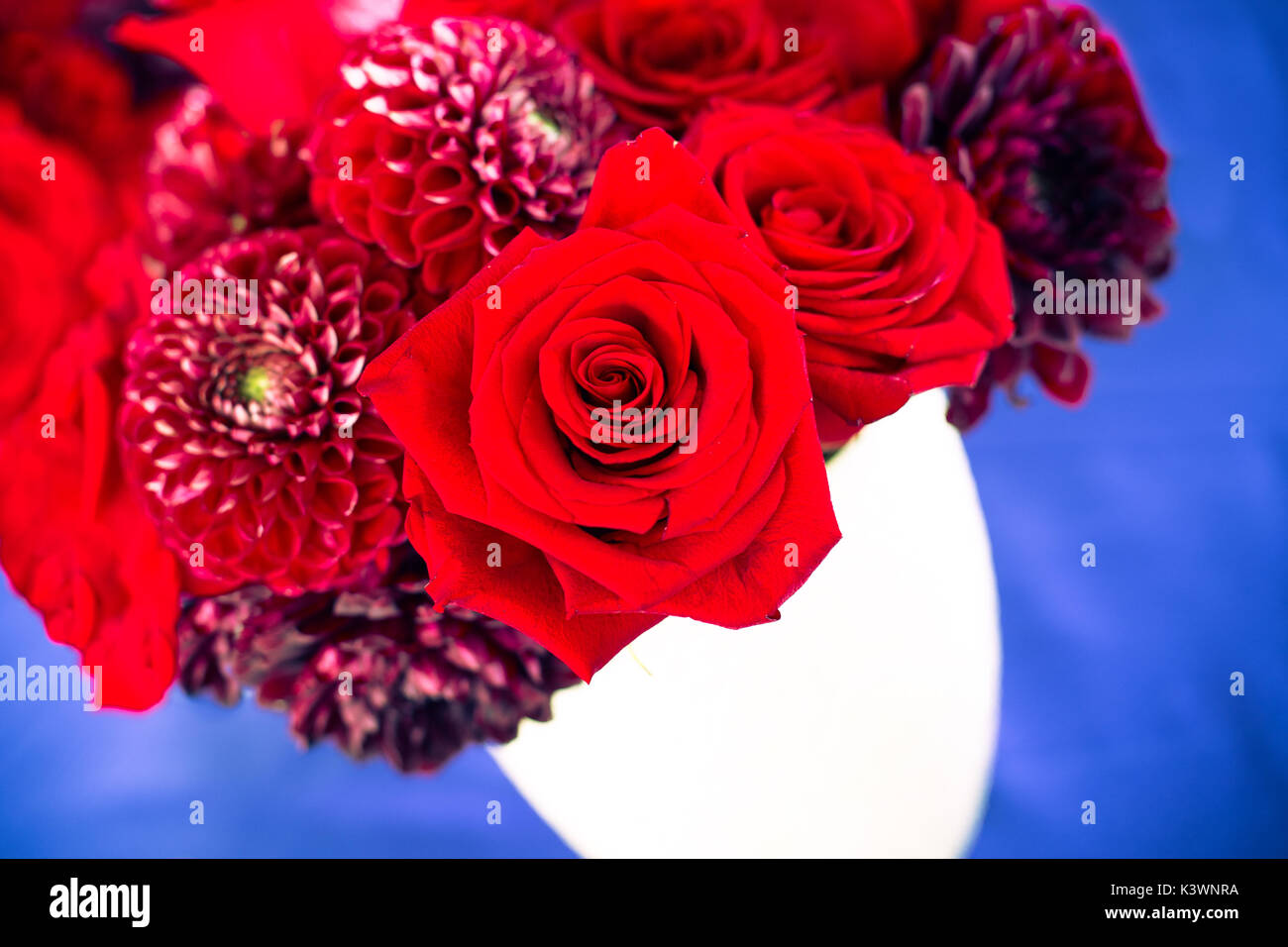 Rose e fiori di colore rosso in bouquet in bianco e rosso blu tavolozza dei  colori Foto stock - Alamy