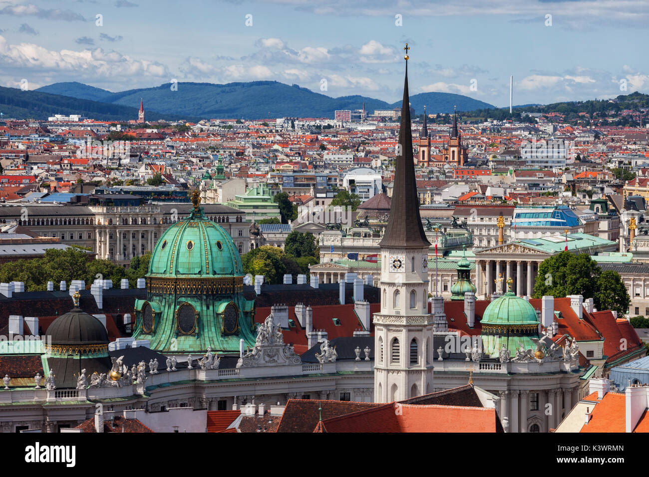 Austria, Vienna, capitale paesaggio urbano della città con la cupola del Palazzo di Hofburg e la torre della chiesa di St. Michael (Michaelerkirche). Foto Stock