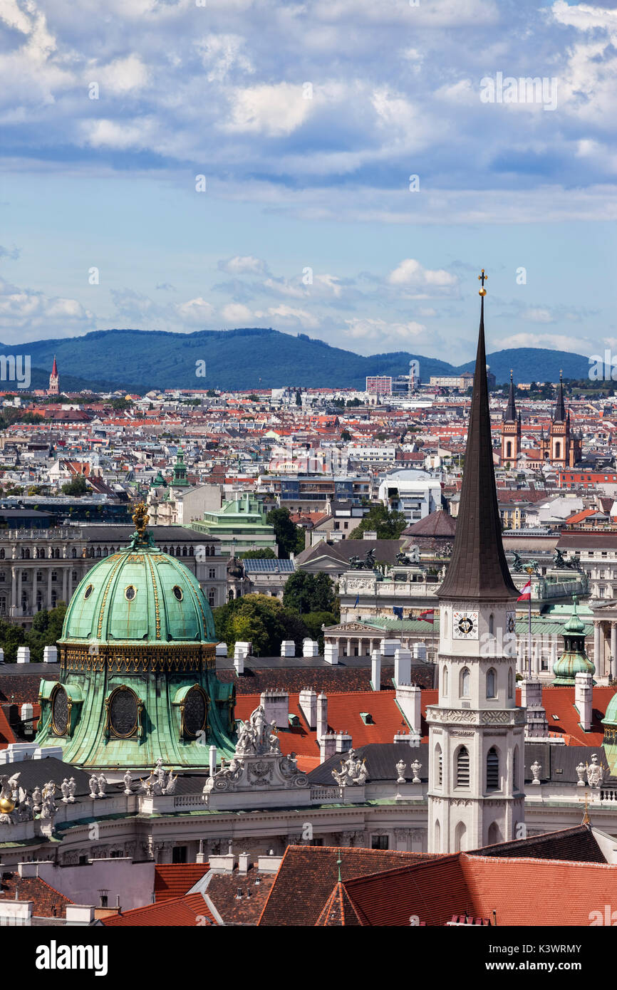 Austria, Vienna, capitale paesaggio urbano della città con la cupola del Palazzo di Hofburg e la torre della chiesa di St. Michael (Michaelerkirche). Foto Stock